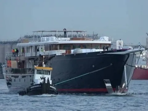 Nhân viên trên du thuyền 500 triệu USD của tỷ phú Jeff Bezos rọi đèn pin ngăn người ngoài chụp ảnh