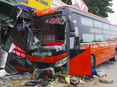 CLIP: Xe khách tông hàng loạt xe máy, 4 người thương vong