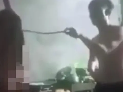 Bé gái 11 tuổi không mặc quần áo, bị bạo hành trong tư thế trói 2 tay treo lên xà nhà