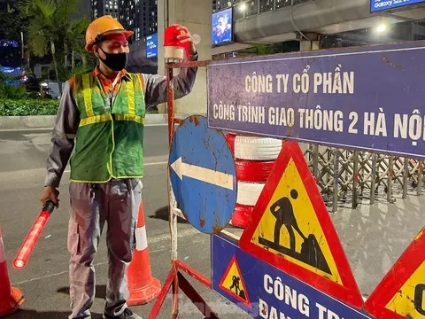 Công nhân hối hả lắp dải phân cách cứng tách ô tô, xe máy Đường Nguyễn Trãi trong đêm