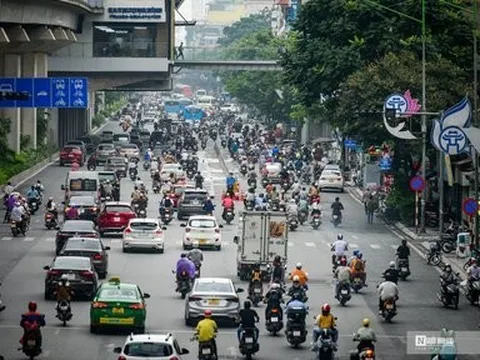 Hà Nội: Nhiều xe sai làn ngày đầu đường Nguyễn Trãi lắp dải phân cách