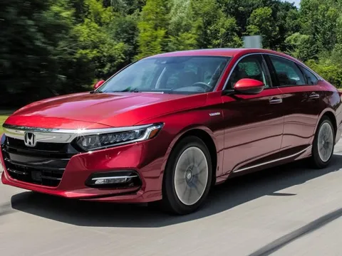 Loạt xe nhận khuyến mại mạnh tay tháng Ngâu: Đối thủ của Toyota Camry giảm gần 300 triệu