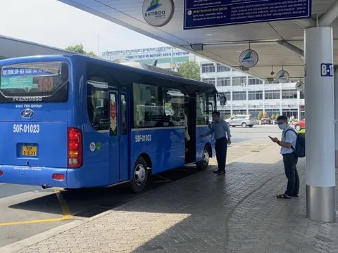 Bát nháo ở Tân Sơn Nhất: "Gỡ" từ xe buýt