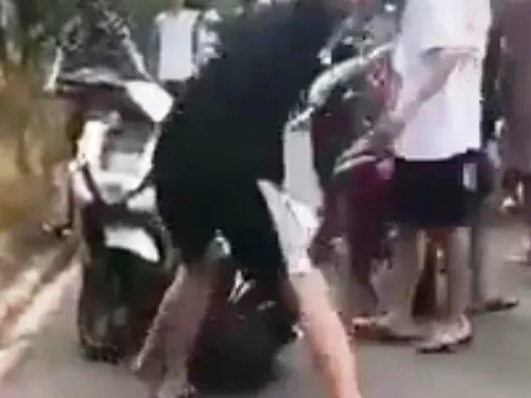 Mâu thuẫn khi đá bóng, nam sinh lớp 9 bị đánh hội đồng
