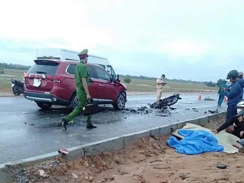 Kinh hãi ôtô tông xe máy gãy đôi ở Quảng Nam