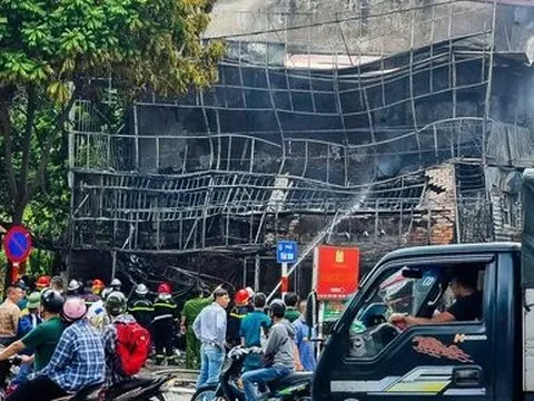 Hà Nội: Cháy lớn thiêu rụi cửa hàng kinh doanh máy tính