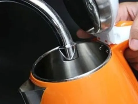 5 mẹo hay vệ sinh ấm siêu tốc cực nhanh, sáng bóng như mới