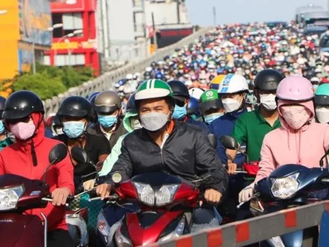 Cửa ngõ sân bay Tân Sơn Nhất kẹt xe không lối thoát, nhiều người trễ giờ làm