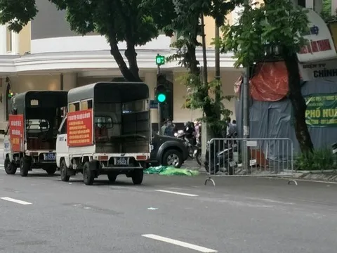 Bàng hoàng chứng kiến người phụ nữ bị sát hại giữa phố trung tâm Hà Nội