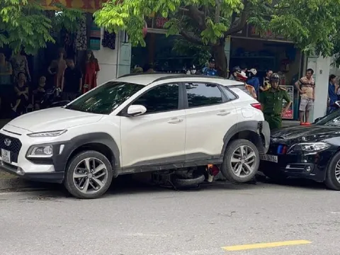 CLIP: Ôtô lùi "nuốt" 3 người đi trên xe máy vào gầm