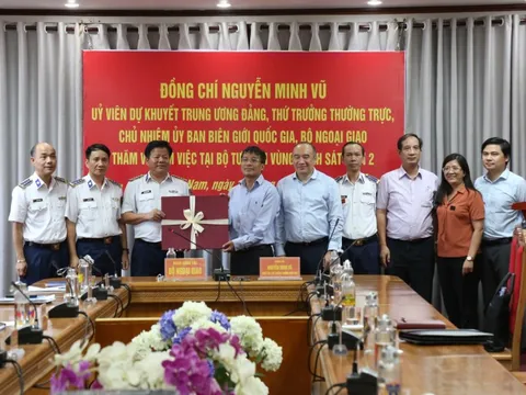 Thứ trưởng Bộ Ngoại giao làm việc với Bộ Tư lệnh Vùng Cảnh sát biển 2