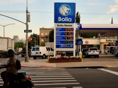 Giá xăng ở Mỹ lần đầu tiên giảm xuống dưới 4 USD/gallon kể từ tháng 3