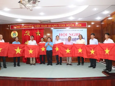 Quảng Nam: 9 nghiệp đoàn nghề cá tiếp nhận 7.000 lá cờ Tổ quốc