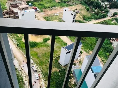 20 cảnh sát giải cứu cô gái trẻ định nhảy lầu chung cư tự tử