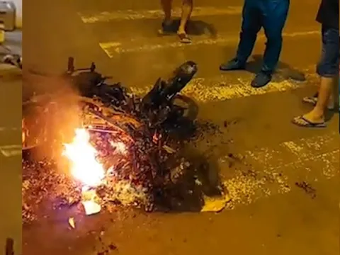 Xe máy bị đốt cháy rụi sau vụ hỗn chiến ở Bình Phước