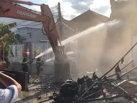 Ráo riết tìm nạn nhân trong đám cháy ở Ninh Thuận, xe gàu múc được huy động