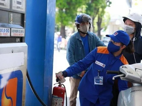 Chính thức giảm một nửa thuế nhập khẩu ưu đãi với xăng