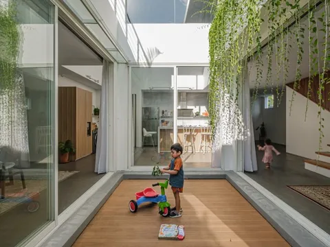 Làm thoáng không gian sống nhờ đặt khoảng sân nhỏ giữa nhà