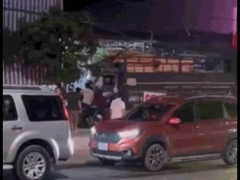 CLIP: Kinh hãi xe tải lao vào quán cơm tấm đêm, 3 người nằm dưới gầm xe