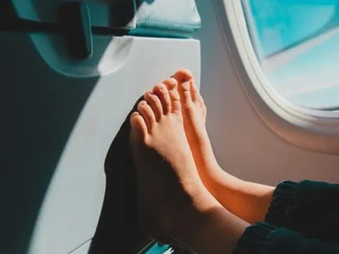 Vì sao bạn nên tránh đi chân trần trên máy bay?