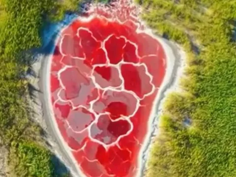 Kinh ngạc hồ nước đỏ thẫm mang hình dáng hệt như một quả tim