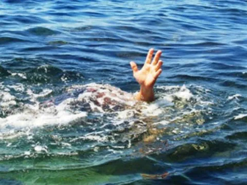 Bố mẹ bàng hoàng phát hiện hai con trai tử vong dưới ao nước gần nhà