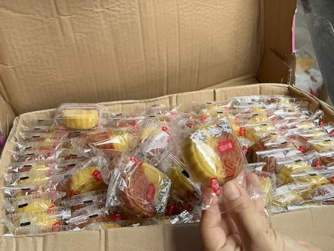 CLIP: Phát hiện gần 11.000 bánh trung thu nước ngoài giá siêu rẻ