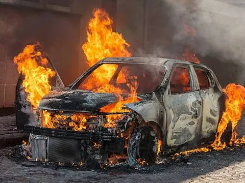 6 nguyên nhân có thể đẩy chiếc xe của bạn chìm vào biển lửa - 1 việc không nên trì hoãn