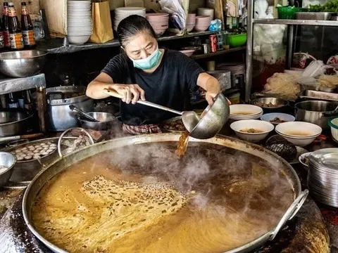 Ăn thử thịt hầm trong nồi nước dùng 50 năm chưa tắt bếp ở Thái Lan