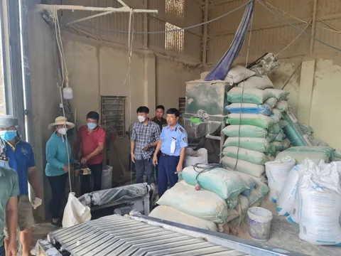 Phát hiện hàng chục tấn cám mì trộn bột đá