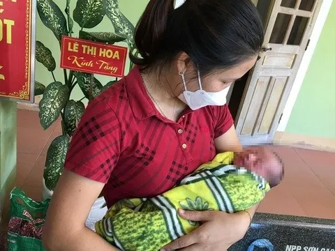 Bé trai sơ sinh còn nguyên dây rốn bị bỏ trước nhà hàng trong thùng đựng trái cây