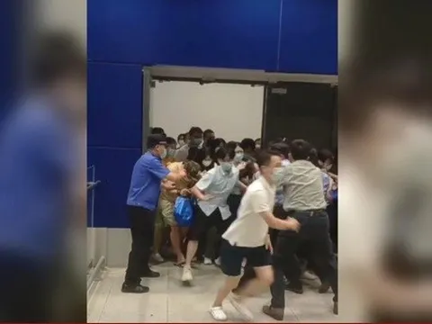 Người mua sắm đổ xô chạy tìm lối ra khi cửa hàng Ikea Thượng Hải bị phong tỏa