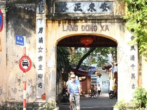 Chùm ảnh: Những cổng làng cổ kính trong lòng phố phường tấp nập của Hà Nội