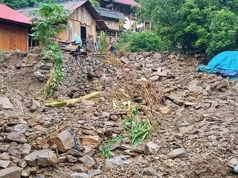 Nghệ An: Mưa lớn gây sạt lở đất, hư hỏng tài sản của người dân