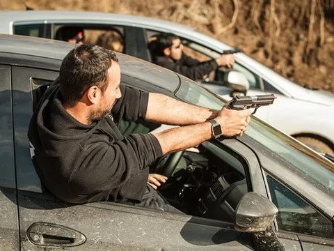 Xe vệ sĩ có gì: ghế xoay, cửa đóng mở nhanh, sẵn sàng tung hỏa lực khi cần