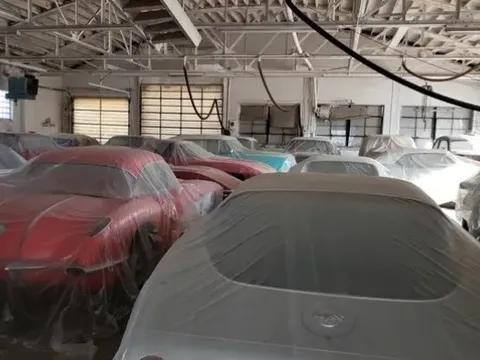 Cận cảnh bộ sưu tập xe cổ khổng lồ được cất giấu hơn 30 năm