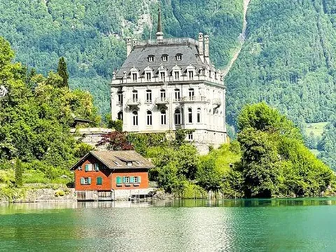 Ngôi làng nhỏ dân số chỉ khoảng 400 người, đẹp nức tiếng ở Thuỵ Sĩ được ví là “siêu thực”