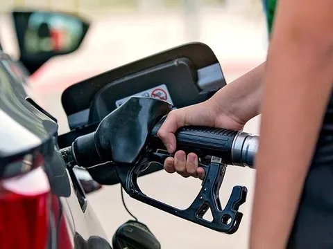 Lùi ngày điều chỉnh giá xăng dầu sang 22/8