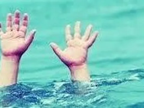 Bé trai 3 tuổi trượt chân đuối nước ở ao nhà