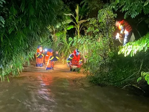 Mẹ đau đớn nhìn con trai 7 tuổi bị nước cuốn trôi