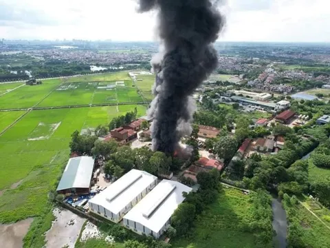 Cháy dữ dội tại một kho hàng, cột khói cuồn cuộn bốc cao hàng trăm mét