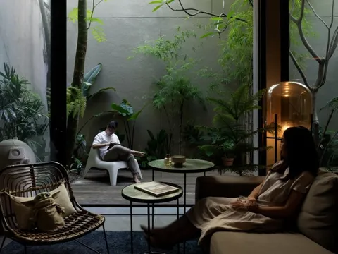 Căn nhà như pháo đài ẩn mình dưới mảng xanh