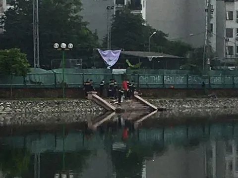 Phát hiện thi thể nam thanh niên hơn 20 tuổi nổi trên mặt hồ