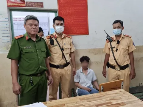 CSGT xuống xe đuổi theo khống chế 1 nam thanh niên trong công viên Tao Đàn