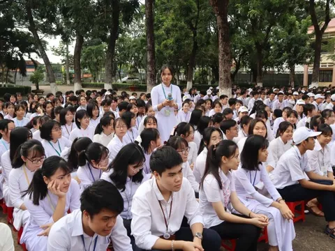 Một địa phương nghiêm cấm mua bán đồng phục học sinh trong nhà trường