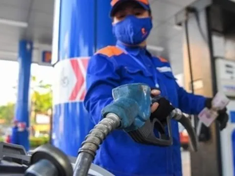 Giá xăng đứng im, giá dầu tăng