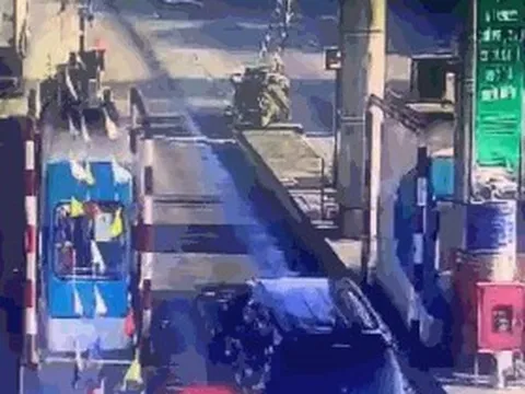 Ôtô tông sập barie trạm thu phí không dừng: Tài xế - nhà thầu "bắt đền" lẫn nhau