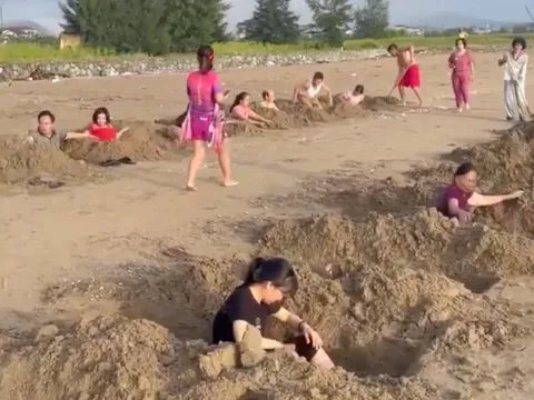 Nghệ An: Xôn xao nhóm du khách chơi trò đào “huyệt mộ” cát ở bãi biển