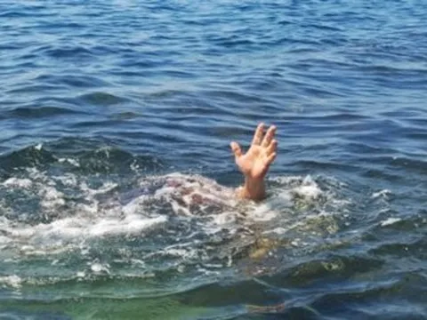 Nghệ An: Hai cháu bé đuối nước thương tâm khi đi tắm biển