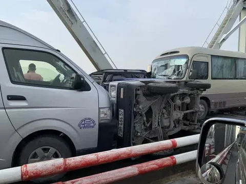 Nhiều ôtô bất ngờ tông liên hoàn trên cầu, 1 xe lật nghiêng